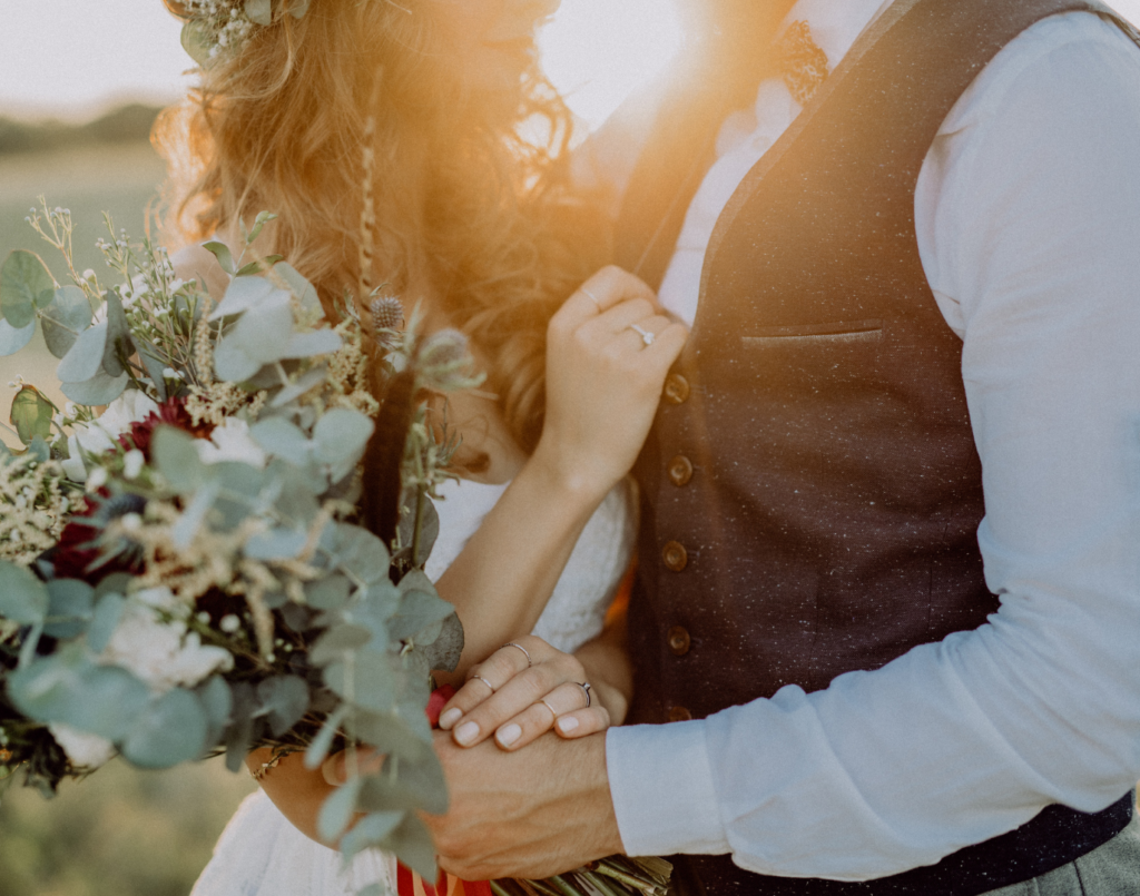 Glückliches Hochzeitspaar bei Sonnenuntergang in Wien, Österreich - Elopment Wedding