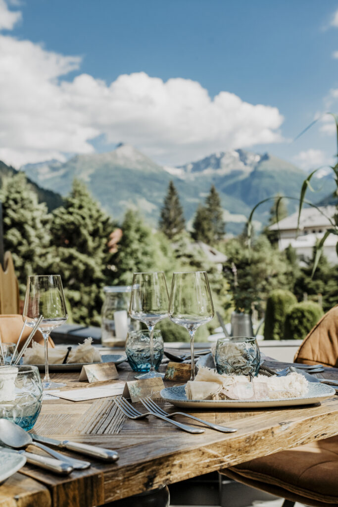 Heirat in Österreich - Hochzeislocation Sendlhofer, Hochzeitstafel in der Natur
