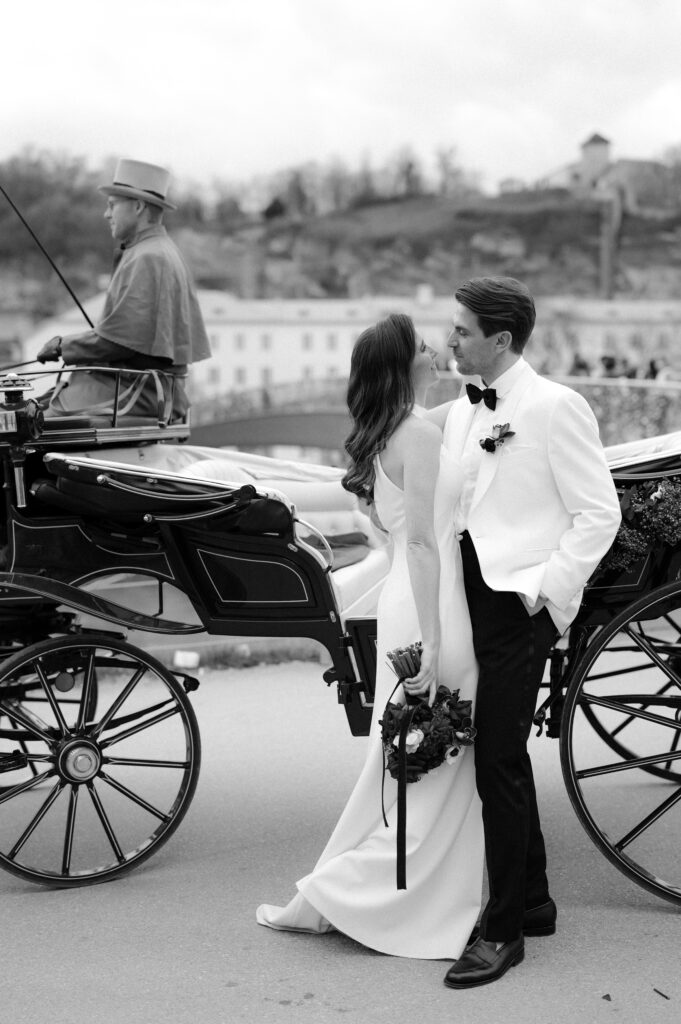 Romantische Hochzeit in Salzburg - Kutschenfahrt, Hochzeitsplanung in Österreich 