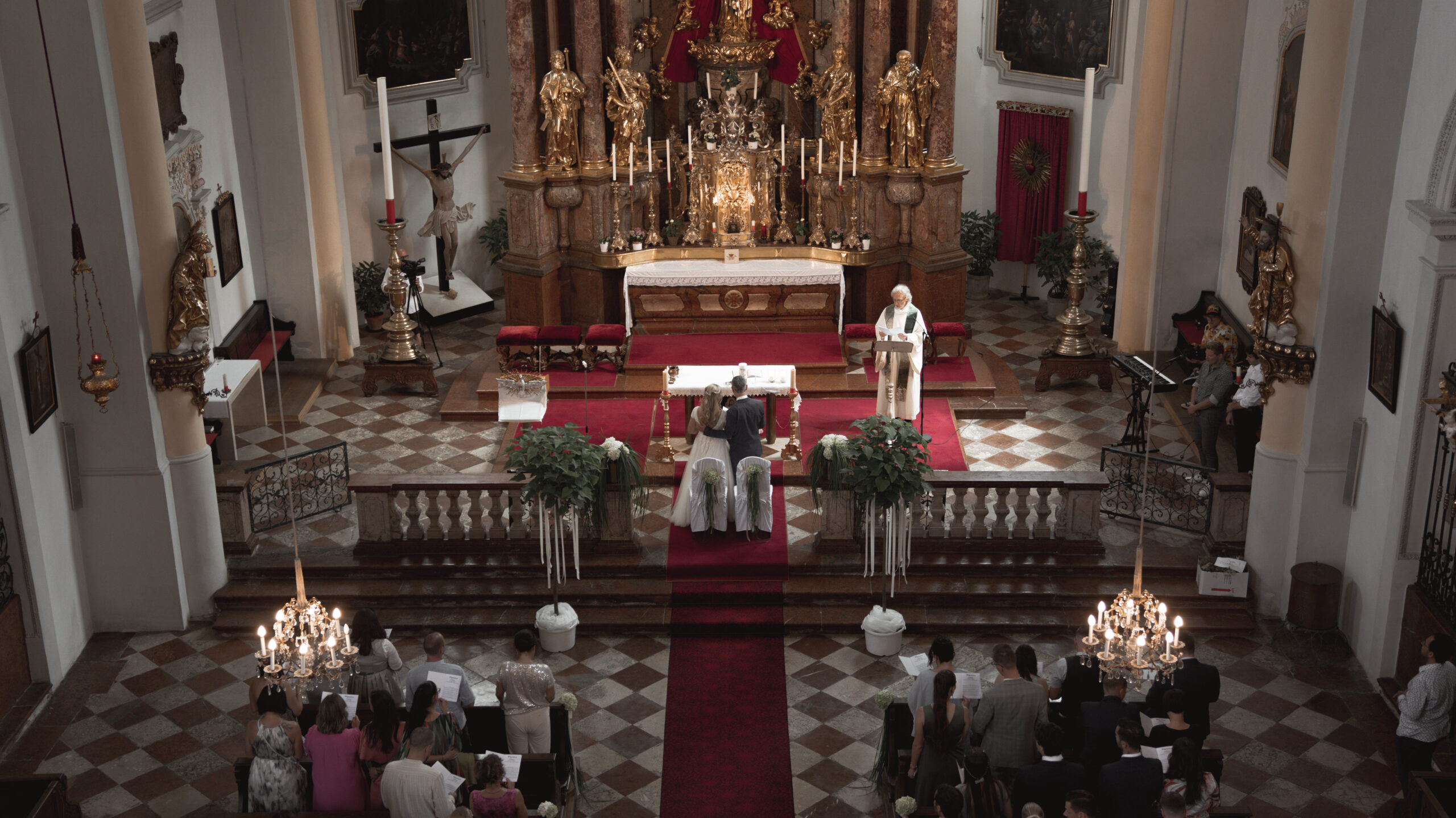 Eine kirchliche Trauung in einer schönen alten Kirche.