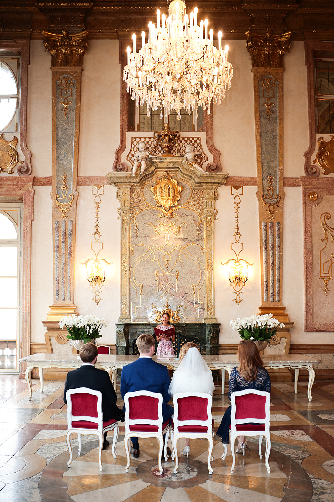 Brautpaar bei standesamtlicher Trauung.